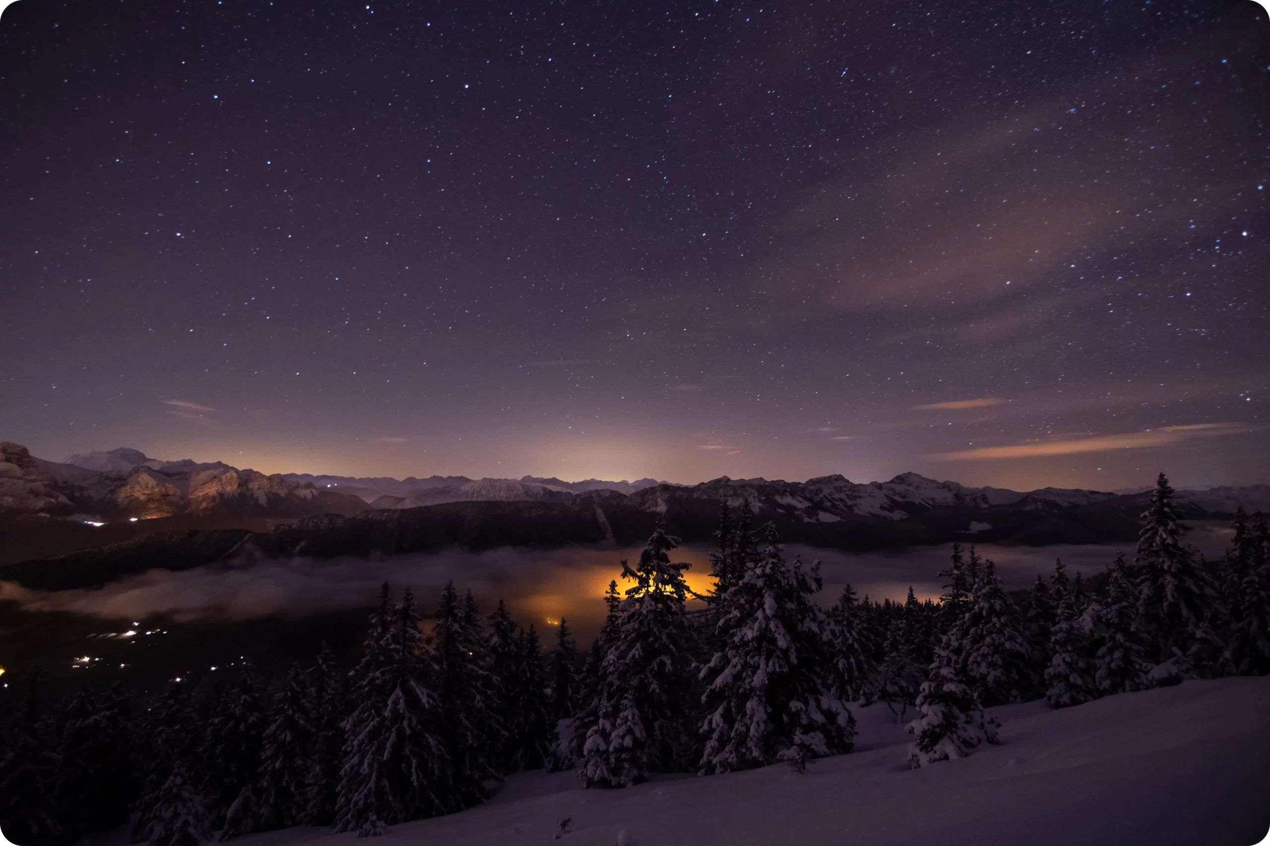 Tips voor omgaan met koud weer, beheren van reflecties en balanceren van licht in winterse nachtfoto's
